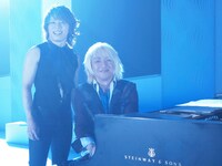 T.M.Revolutionと浅倉大介の収録ショット。