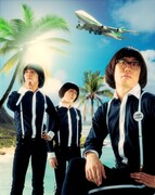 ザ50回転ズ。後ろは飛行機。