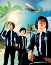 ザ50回転ズ。後ろは飛行機。