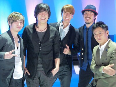 w-inds.とスキマスイッチの収録ショット。