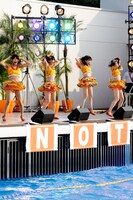 ミニライブを披露中のNot yet。