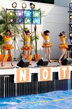 ミニライブを披露中のNot yet。