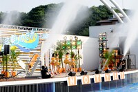 「波乗りかき氷」の歌い出しでは、ステージからの放水も実施。