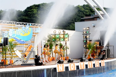 「波乗りかき氷」の歌い出しでは、ステージからの放水も実施。