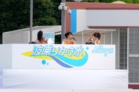 解説席でトークを繰り広げる指原莉乃（写真左）、北原里英（中央）、横山由依（右）。