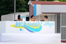 解説席でトークを繰り広げる指原莉乃（写真左）、北原里英（中央）、横山由依（右）。