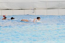 サーフィンに挑戦する大島優子。