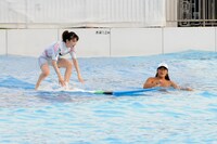 サーフィンに挑戦する大島優子。