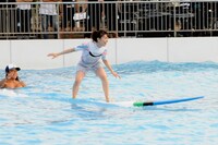 サーフィンに挑戦する大島優子。