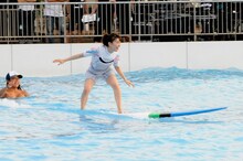 サーフィンに挑戦する大島優子。