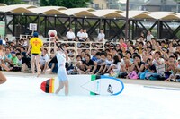 無事サーフィンを成功させた大島優子。