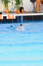 2度目のライディングに挑戦する大島優子。