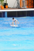 2度目のライディングに挑戦する大島優子。