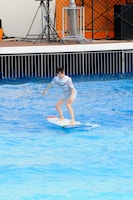 2度目のライディングに挑戦する大島優子。