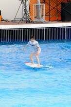 2度目のライディングに挑戦する大島優子。