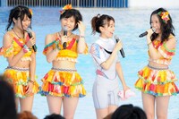 ファンに挨拶するNot yet。