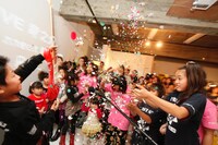 今週の人気の画像7位は「フロアは子供だらけ！石野卓球がキッズ限定ディスコでDJ」より、メインアクトに少年ナイフが出演した際の「KIDS meet DISCO」の様子。