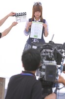 写真は告知CMの撮影風景。(C)AKS