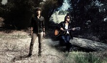 東日本大震災の発生を受けて、B'z（写真）は自身のツアーTシャツやタオルなどを被災地に支援物資として届けている。