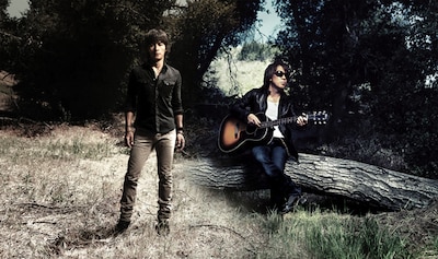 東日本大震災の発生を受けて、B'z（写真）は自身のツアーTシャツやタオルなどを被災地に支援物資として届けている。