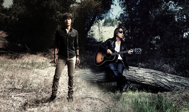 東日本大震災の発生を受けて、B'z（写真）は自身のツアーTシャツやタオルなどを被災地に支援物資として届けている。