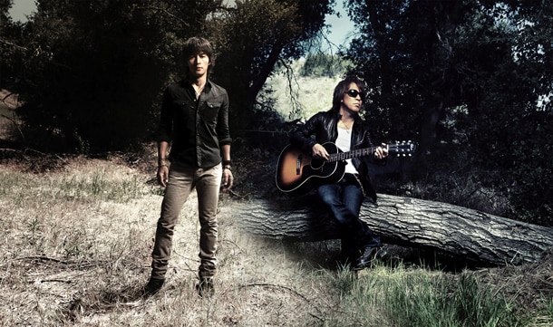 東日本大震災の発生を受けて、B'z（写真）は自身のツアーTシャツやタオルなどを被災地に支援物資として届けている。