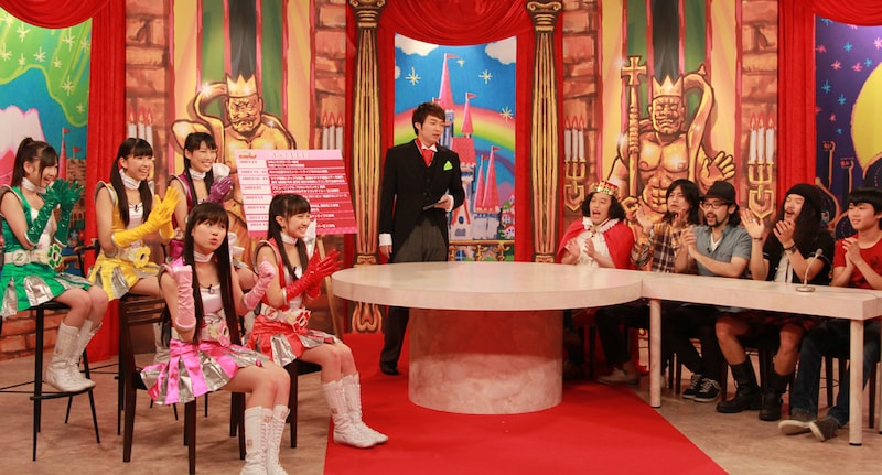 ももクロちゃんはライブ映像とフリップを使って自己紹介時の重要ポイントを解説。