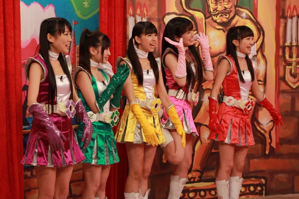 「ぷにっぷにー？ ぴちっぴちでしょ！」「ぴちっぴちー！」と佐々木彩夏の自己紹介をレクチャーするももクロちゃん。