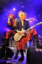 台湾公演で熱いパフォーマンスを繰り広げるTERU（Vo/写真左）とHISASHI（G/写真右）。