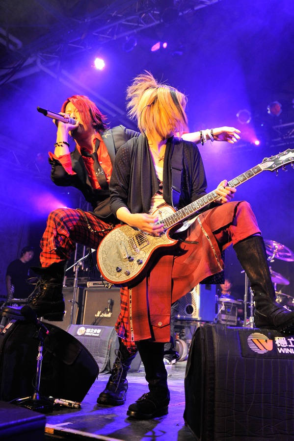 台湾公演で熱いパフォーマンスを繰り広げるTERU（Vo/写真左）とHISASHI（G/写真右）。