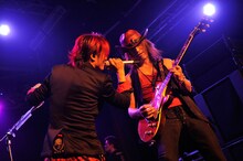 TERU（Vo/写真左）、TAKURO（G/写真右）