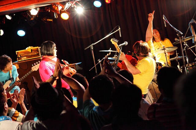 ビジュアルと音楽性のギャップを武器に人気拡大中のアシガルユース（写真は7月6日の渋谷O-nest公演の様子）。