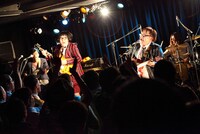 写真は7月6日の渋谷O-nest公演の様子。