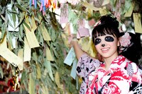 笹と短冊におおわれてニヤニヤするかなこパンダ。