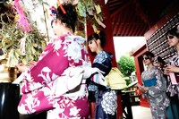 短冊を笹に結びつけるれに＆しおりん。