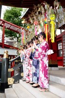 願いを込めた短冊を奉納するももクロパンダ。