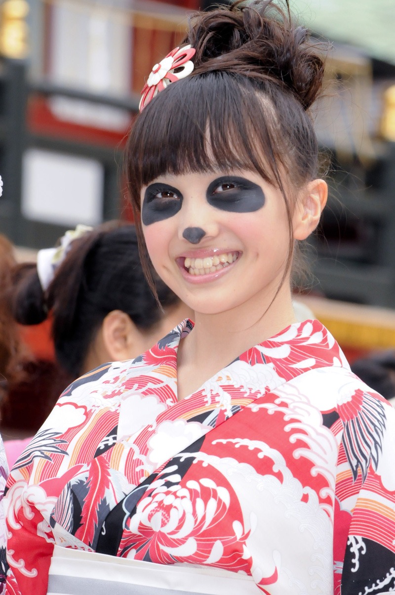 かなこパンダのお気に入りポイントは紅白の髪飾り。