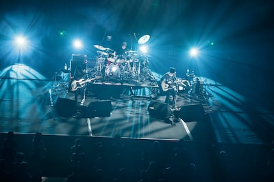 会場の広い空間を生かした演出でオーディエンスを魅了した凛として時雨。