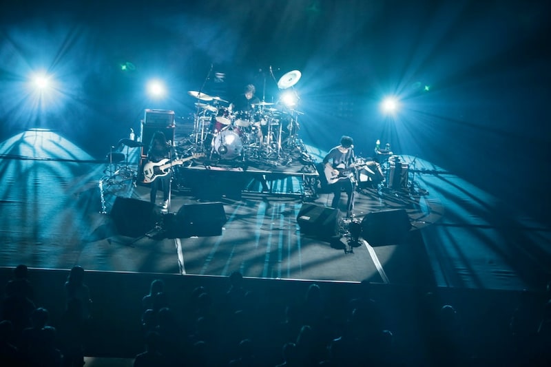 会場の広い空間を生かした演出でオーディエンスを魅了した凛として時雨。