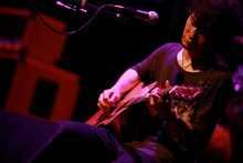 アコースティックスタイルでパフォーマンスを披露するTK（Vo, G）。