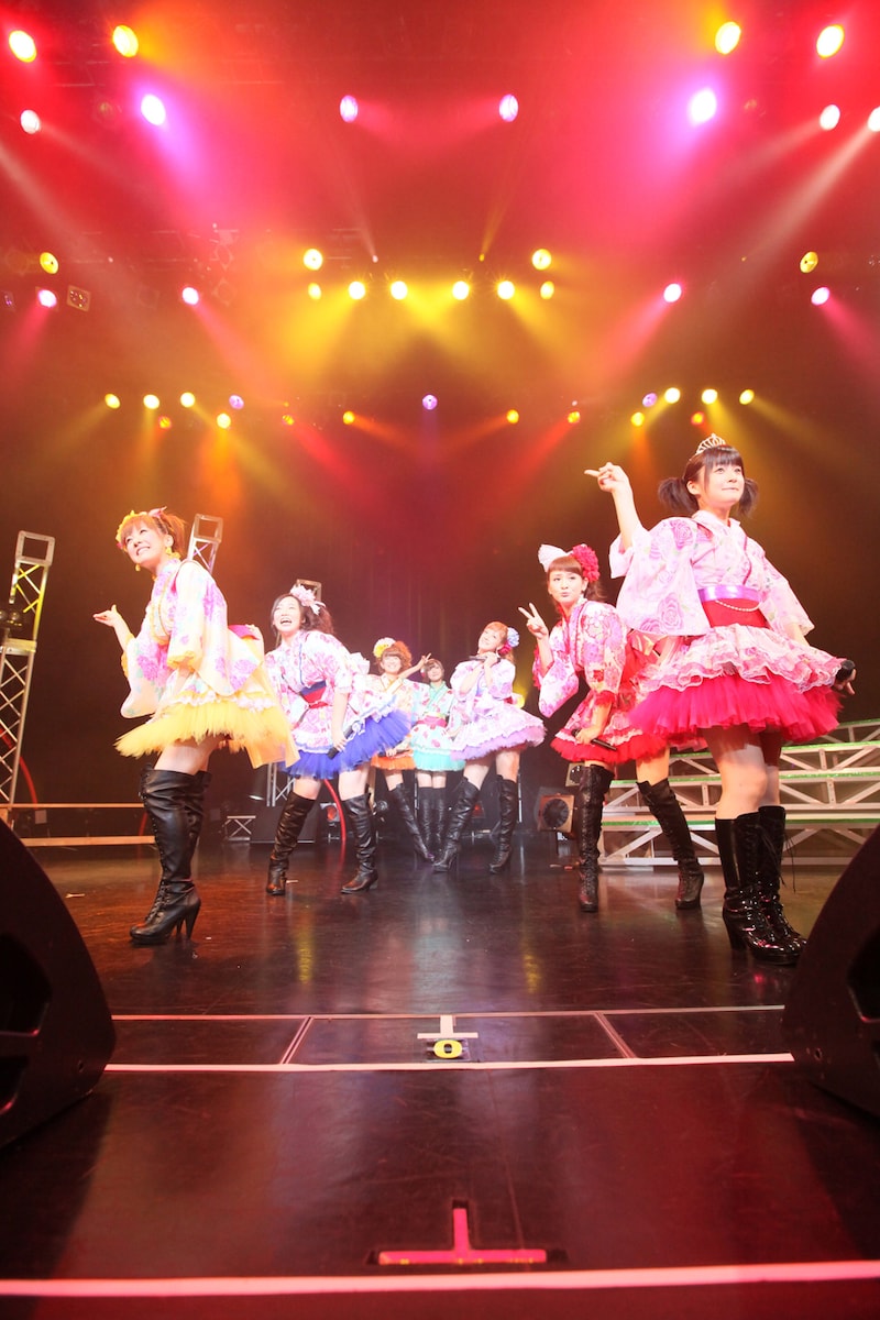 浴衣をアレンジしたミニスカート衣装で横浜BLITZに登場したBerryz工房。