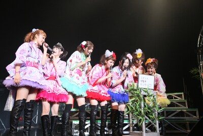 ニコ生視聴者のコメントを読み上げるBerryz工房。