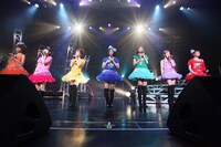 ステージの背景には天の川を思わせる無数の星が映された。