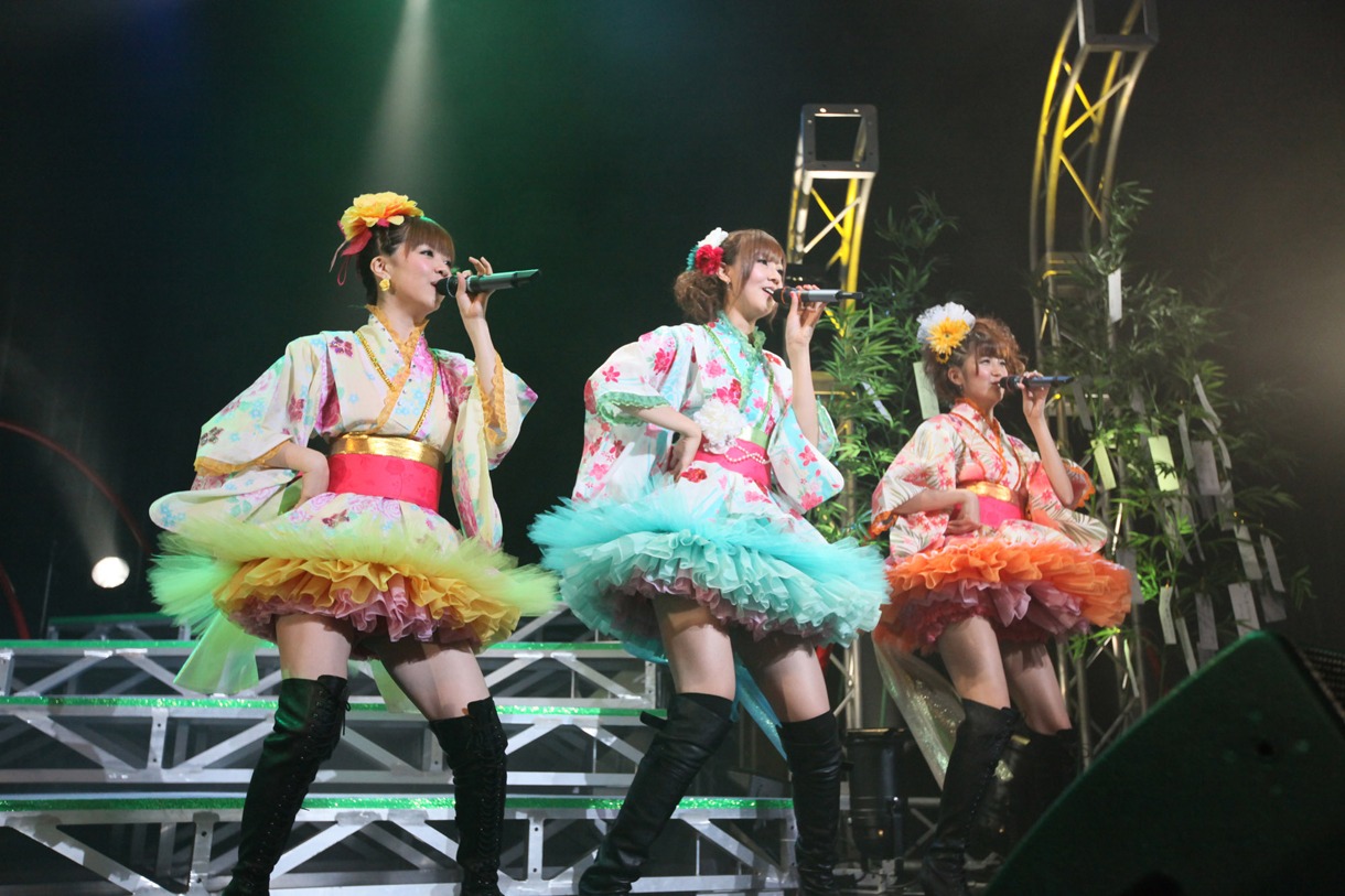 写真左から清水佐紀、熊井友理奈、徳永千奈美。