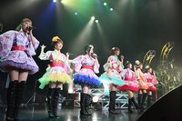 写真左から夏焼雅、清水佐紀、須藤茉麻、熊井友理奈、嗣永桃子、徳永千奈美、菅谷梨沙子。