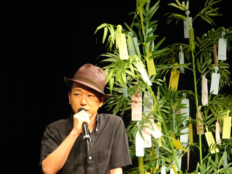 笹の葉をバックに新作「ONE LIFE」制作秘話を明かすSEAMO彦星。イベントは終始なごやかに進行した。