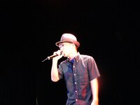 写真は「ONE LIFE」先行試聴会の様子。