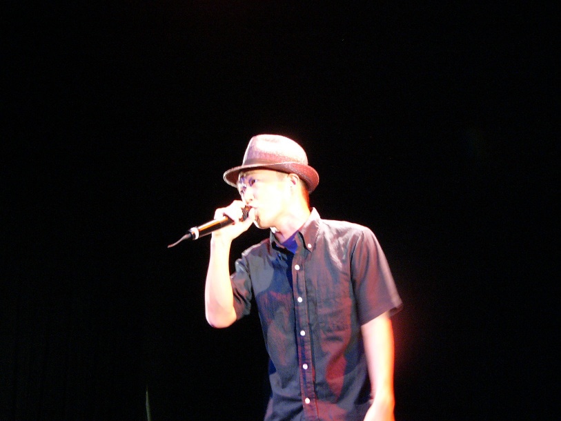 写真は「ONE LIFE」先行試聴会の様子。