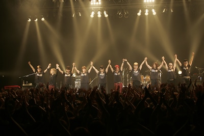 ライブ終了後、手をつないで挨拶する10人。