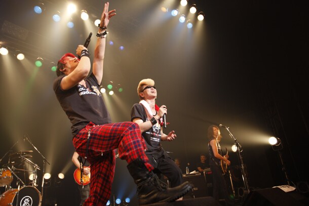 アンコールでセッションする氣志團とGLAY。